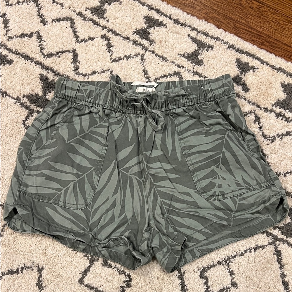 Tropical Leaf Print Women's Cargo Shorts